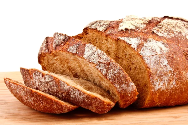 Ochucené plátky chleba na dřevěné lavici izolovaných na bílém — ストック写真