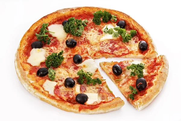 Pizza s olivami izolovaných na bílém — Stock fotografie