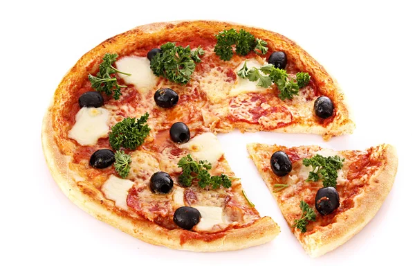 Pizza z oliwkami na białym tle — Zdjęcie stockowe