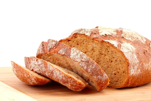 O smaku krojonego chleba na drewniany stojak na białym tle — Zdjęcie stockowe