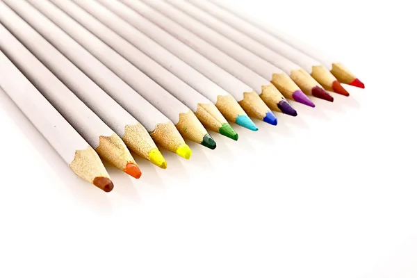 Peu de crayons de couleur isolés sur du blanc — Photo