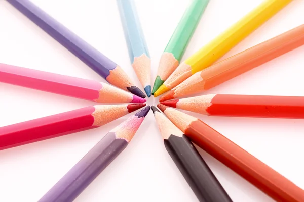 Ołówki kolorowe na białym tle — Zdjęcie stockowe