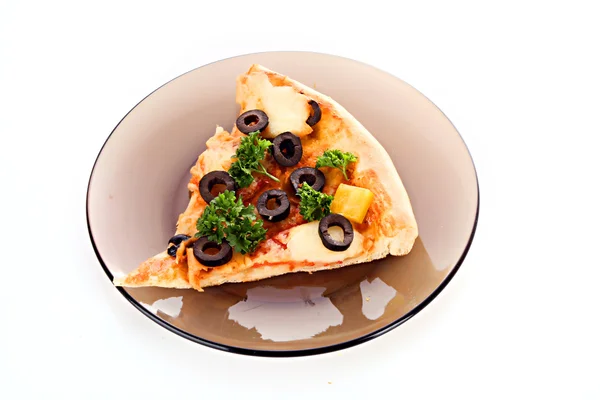 Pizza z oliwkami na płytkę na białym tle — Zdjęcie stockowe