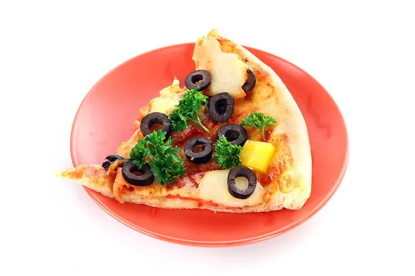 Pizza mit Oliven auf Teller isoliert auf weiß — Stockfoto