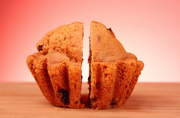 Gesneden muffin op rode achtergrond — Stockfoto