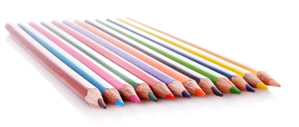 Birkaç renkli kalemler üzerinde beyaz izole — Stok fotoğraf