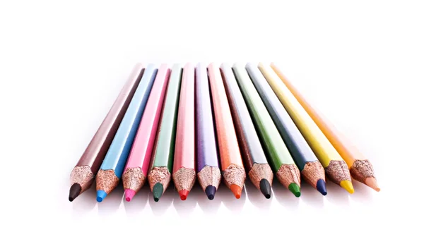 Несколько цветных карандашей изолированы на белом — стоковое фото