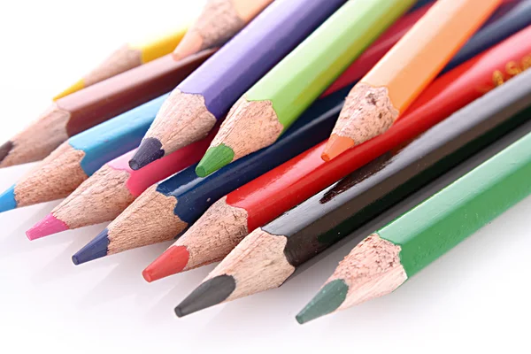 Kilka ołówków kolor na białym tle — Zdjęcie stockowe