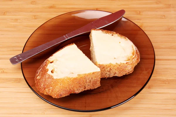 Irisan roti mentega di atas piring — Stok Foto