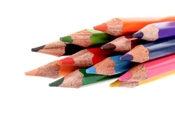 白で隔離されるいくつかの色の鉛筆 — ストック写真