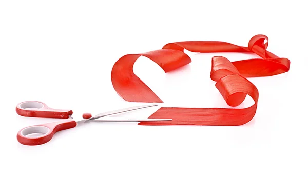 Cinta roja con tijeras aisladas en blanco —  Fotos de Stock