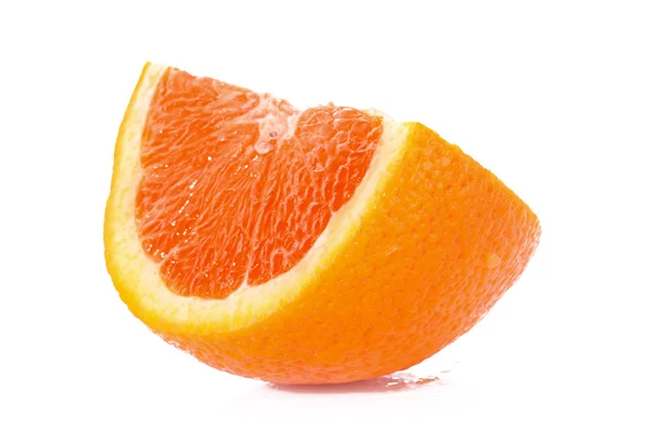 Snijd sinaasappel geïsoleerd op wit — Stockfoto