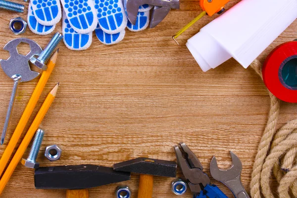 Строительные инструменты на деревянном фоне — стоковое фото