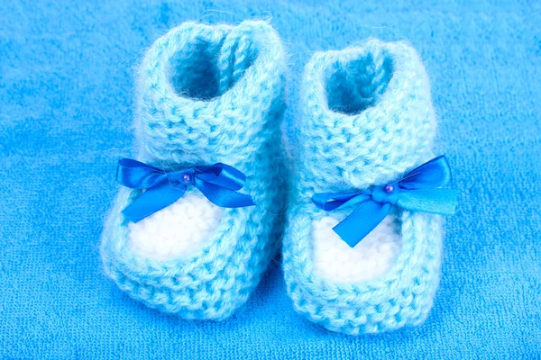 Botas de bebê brilhante no fundo azul — Fotografia de Stock