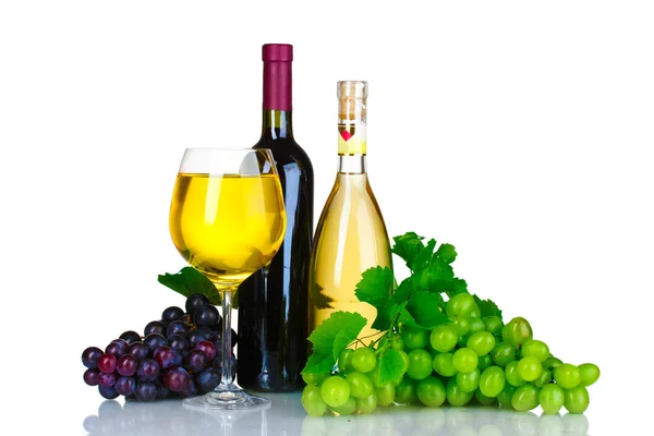 Uvas maduras, copos de vinho e garrafas de vinho isoladas em branco — Fotografia de Stock
