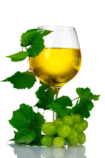 Ώριμα σταφύλια, ποτήρι κρασί και μπουκάλι κρασί που απομονώνονται σε λευκό — Φωτογραφία Αρχείου