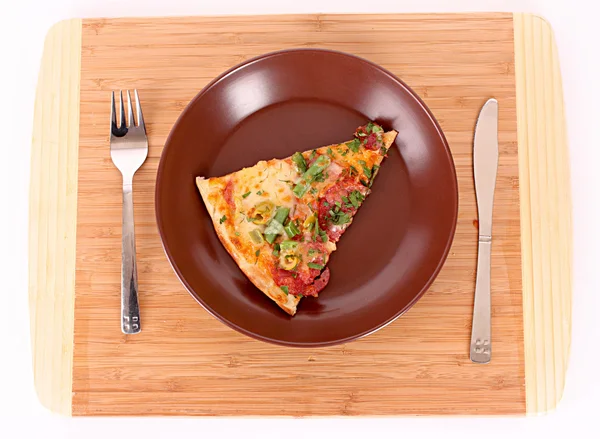 Pizza op plaat met mes en vork — Stockfoto