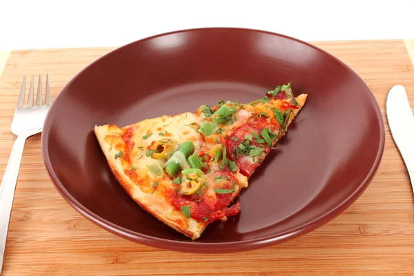 Pizza auf Teller mit Gabel und Messer — Stockfoto