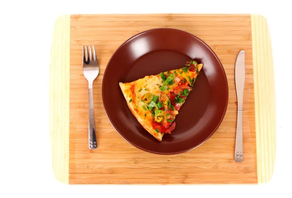 Pizza su piatto con forchetta e coltello — Foto Stock