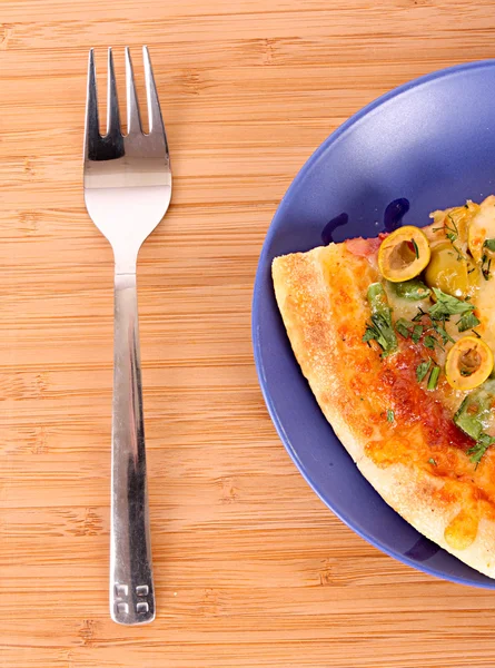 フォークとナイフでプレート上のピザ — ストック写真