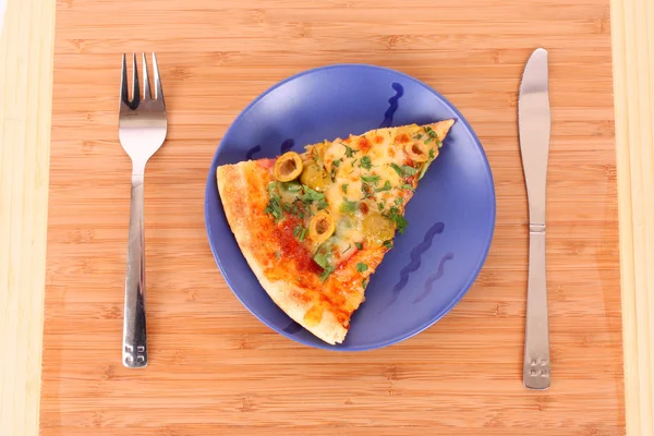 Pizza su piatto con forchetta e coltello — Foto Stock