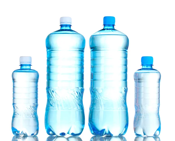 Gruppo bottiglie di plastica di acqua isolate su bianco — Foto Stock