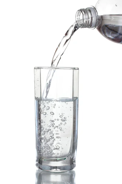 Наливать воду на стекло — стоковое фото