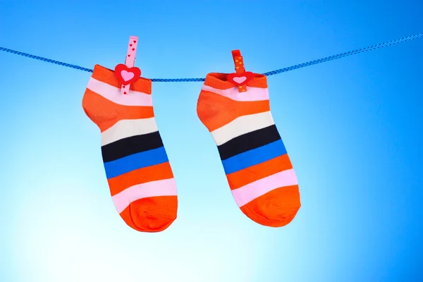 Helle gestreifte Socken auf blauem Hintergrund — Stockfoto