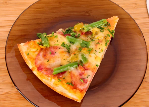 Pizza en plato —  Fotos de Stock