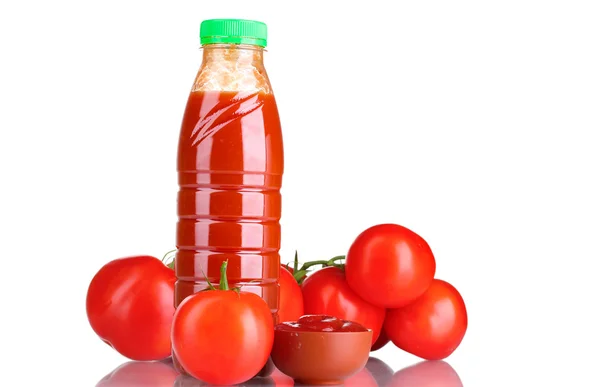Tomatensaft in der Flasche, Tomaten und Ketchup isoliert auf weiß — Stockfoto