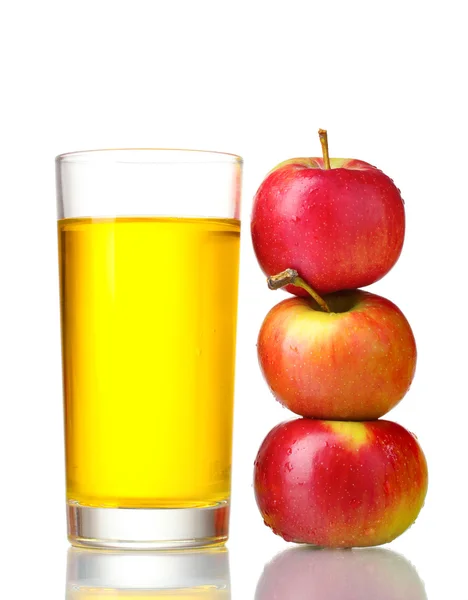 Delicioso zumo de manzana en vaso y manzanas aisladas en blanco —  Fotos de Stock