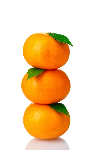 Reife, schmackhafte Mandarinen isoliert auf weiß — Stockfoto