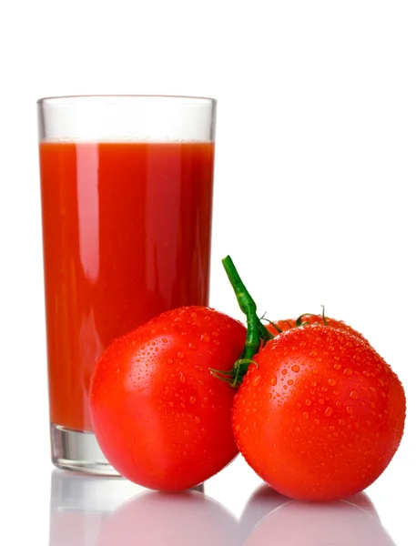 Rajčatová šťáva v skla a rajče izolovaných na bílém — Stock fotografie