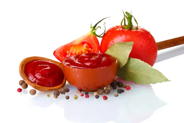 Кетчуп в миске, специи и помидоры изолированы на белом — стоковое фото
