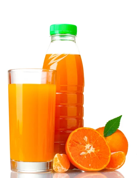 Tangerines, χυμό γυαλί και μπουκάλι που απομονώνονται σε λευκό — Φωτογραφία Αρχείου