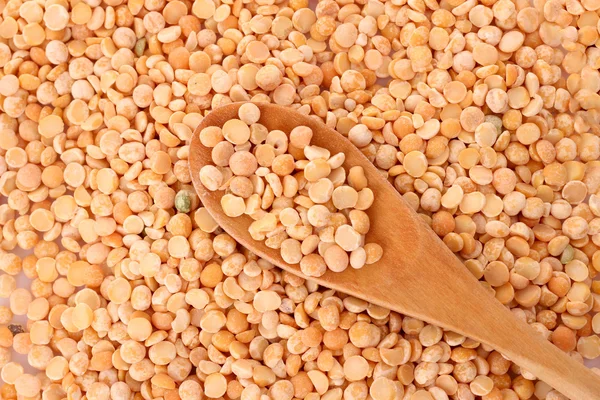 エンドウ豆のグリッツとスプーン — ストック写真