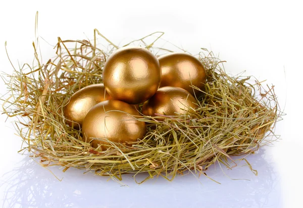 Huevos de oro en nido —  Fotos de Stock