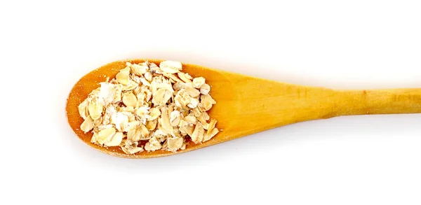 Uncoocked 燕麦中孤立在白色的木匙子 — 图库照片