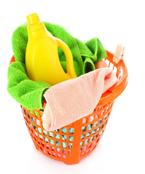 Detergenty i ręczniki w kosz na białym tle — Zdjęcie stockowe