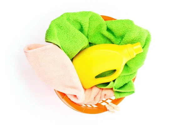 Čisticí prostředky a ručníky v košíku izolovaných na bílém — Stock fotografie
