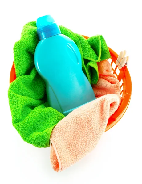 Sepette Beyaz izole havlu ve deterjanlar için — Stok fotoğraf