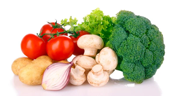 Un conjunto de verduras frescas aisladas en blanco — Foto de Stock