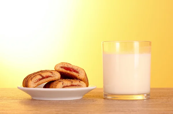 Ciasteczka z mlekiem na żółtym tle — Zdjęcie stockowe