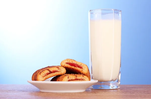 Koekjes met melk op blauwe achtergrond — Stockfoto