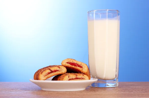 Cookies with milk on blue background — Stock Photo, Image