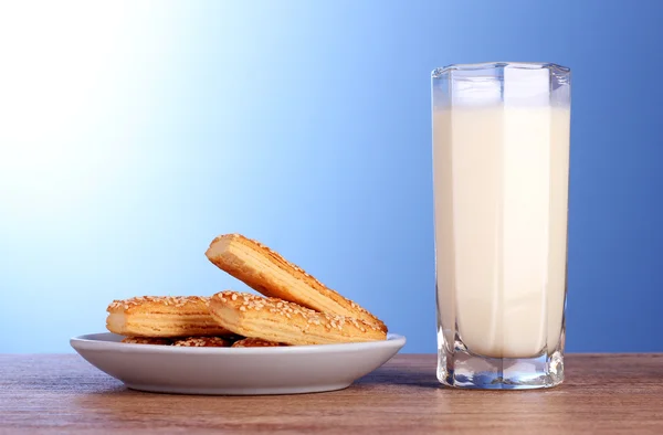 Печенье с молоком на синем фоне — стоковое фото