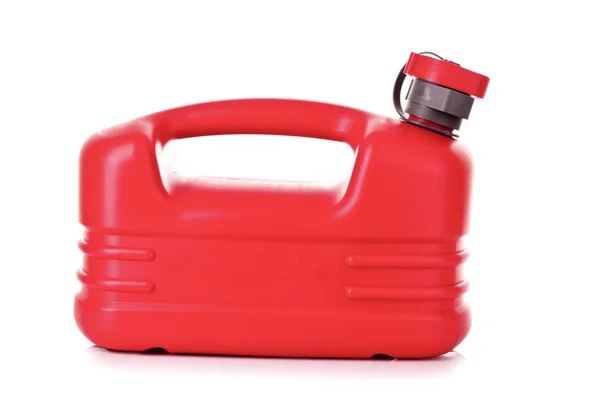 白で隔離される手で赤いプラスチック燃料キャニスター — ストック写真