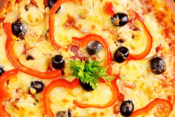 Leckere Pizza mit Oliven — Stockfoto