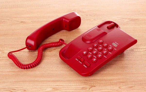 Rotes Telefon auf Holztisch — Stockfoto