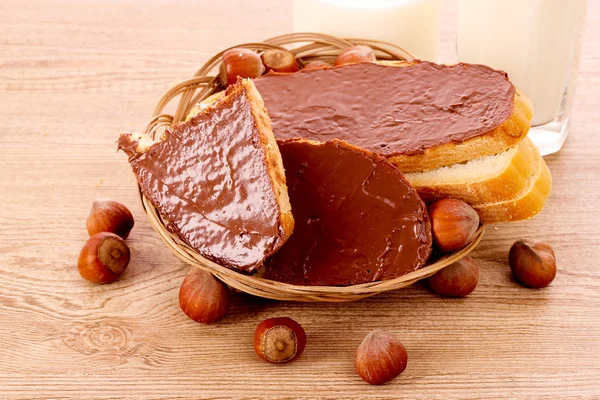 Хлеб, печенье и орехи с шоколадом на деревянном столе — стоковое фото